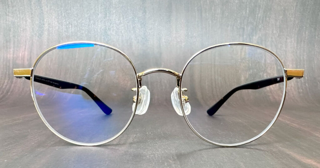モチアガールを装着したメガネの正面画像